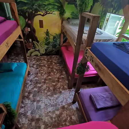 Oasis Beachfront Hostel Puerto Limon Eksteriør bilde