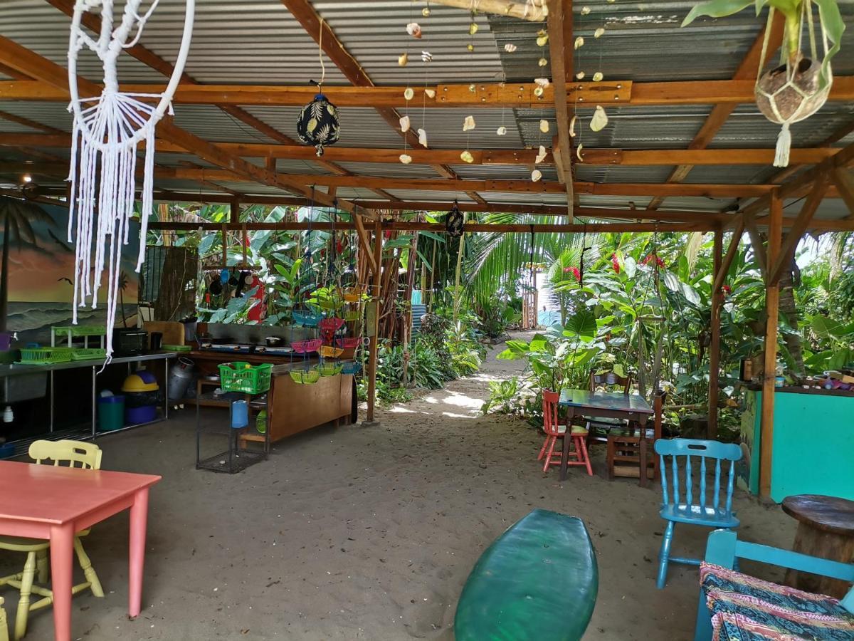 Oasis Beachfront Hostel Puerto Limon Eksteriør bilde