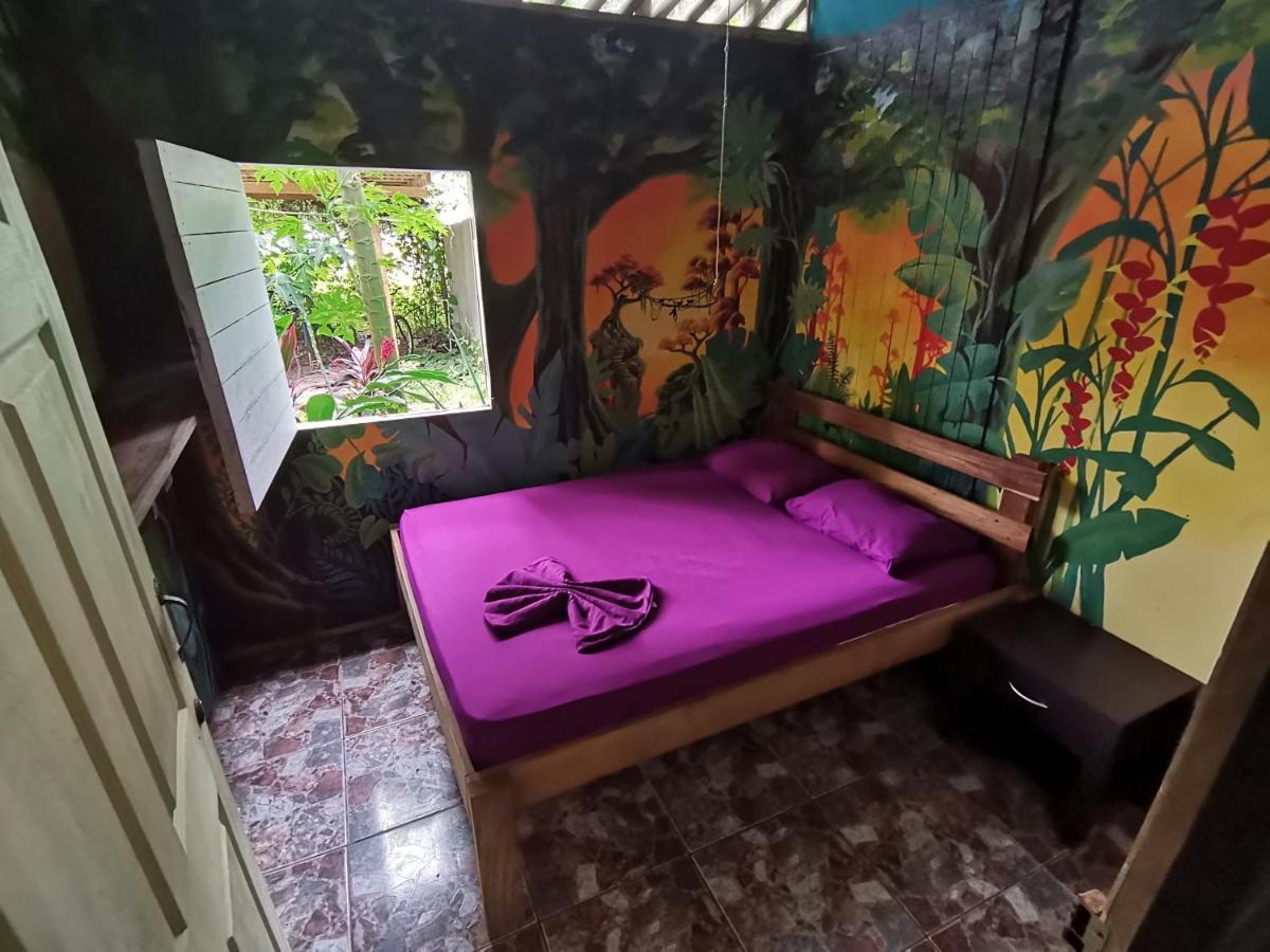 Oasis Beachfront Hostel Puerto Limon Eksteriør bilde